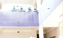 Tất cả vật dụng trong khu cách ly, kể cả tiền mặt, đều được sát khuẩn trước khi ra ngoài Ảnh: H.C 