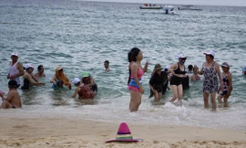 Du khách nội vẫn đang là cứu cánh cho du lịch Việt Nam Ảnh: KỲ SƠN