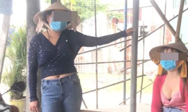 Hai cô gái mời khách mua dâm ngay tại các ki ốt bên đường Mỹ Phước Tân Vạn thuộc phường Thuận Giao, TP Thuận An 