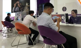 Muốn chuyển tiền ra nước ngoài theo kênh chính thống, khách hàng phải qua nhiều công đoạn xét duyệt gắt gao. Ảnh minh họa