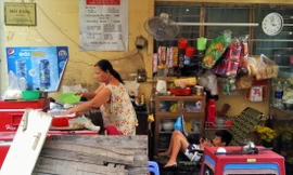 Chị Út sống trong ngõ, không có nhà để trú tránh Covid-19