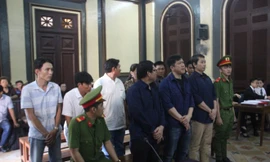 Các bị cáo trong phiên tòa sơ thẩm tháng 10/2018, bị xét xử tội đưa, môi giới hối lộ và không có ai bị truy cứu về hành vi nhận hối lộ Ảnh: Tân Châu