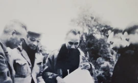 Cụ Hồ ( giữa) Cụ Bùi ( trái) và Linh mục Phạm Bá Trực trong một buổi họp Hội đồng chính phủ