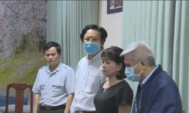 Công an đọc lệnh bắt tạm giam Doãn Hữu Long (áo trắng) và các thuộc cấp