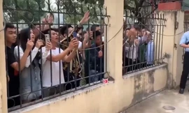 “Anh em giang hồ” đến livestream ngày Khá Bảnh ra tòa để câu like. Ảnh: CTV