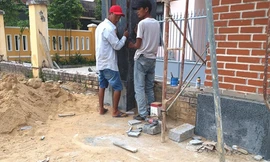 Hoạt động xây dựng dân dụng tại huyện miền núi Nam Đông (TT-Huế) vào mùa khô 2018 gặp rất nhiều khó khăn do nguồn cát sỏi trở nên khan hiếm bất thường