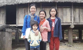 Bùi Thị Nguyệt cùng các em nhỏ ở mảnh đất Kon Tum