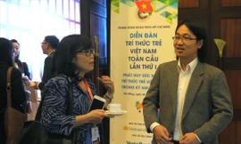 TS.Trần Hoàng Sơn trao đổi với đại biểu tại Diễn đàn lần thứ nhất Ảnh: Xuân Tùng