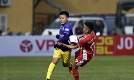 Pha tranh bóng giữa cầu thủ hai đội