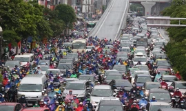 Nội đô đang chịu áp lực rất lớn về giao thông. Ảnh: Như Ý 