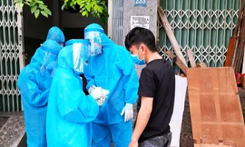 Biệt đội truy vết những người có nguy cơ lây nhiễm COVID – 19 tỏa đi khắp con đường, ngõ hẻm của Đà NẵngẢnh: Giang Thanh