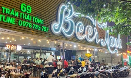 Nhiều khách đến quán "Beer Xanh" ở Trần Thái Tông và để xe máy thành hàng dài trên vỉa hè. Ảnh: Trọng Tài 