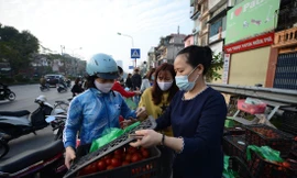 Người dân Hà Nội giải cứu nông sản Hải DươngẢnh: Duy Phạm 