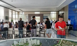 Khách hàng tập trung tại dự án để đòi quyền lợiẢnh: Nguyễn Thành