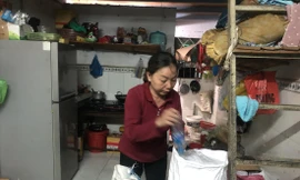 Bà Huỳnh Thị Thu Thạnh tranh thủ nhặt ve chai đem về phòng trọ sau giờ tan ca 