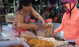 Thực phẩm chay giả mặn “3 không” màu sắc bắt mắt, bao gói nilon sơ sài