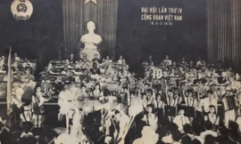 Đội viên Cung Thiếu nhi Hà Nội chào mừng Đại hội Công Đoàn Việt Nam 1978. Phùng Thế Long kéo arcordeon, bên phải là Bình “Bột”, bên trái Long là Tạ Quang Đông, Dương Thanh Hương… ảnh: TƯ LIỆU 