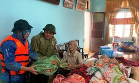 Trước khi gặp nạn và qua đời vài giờ, anh Nguyễn Văn Bình (giữa) vẫn còn tham gia cứu trợ đồng bào Phong Điền bị lũ lụt