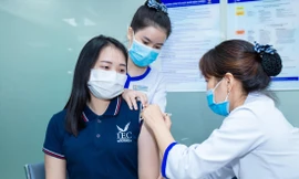 Tiêm vắc-xin cho người lớn tại Hệ thống tiêm chủng VNVCẢnh: N.L 