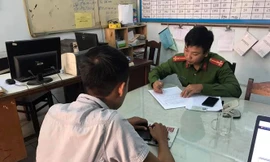 Phóng viên Vĩnh Quyên trình báo tại Công an phường Xuân Hà (quận Liên Chiểu, Đà Nẵng) 