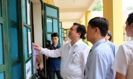 Đoàn công tác của Bộ GD&ĐT kiểm tra công tác chuẩn bị thi tại Yên Bái Ảnh: nghiêm huê 