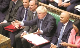 Thủ tướng Anh Boris Johnson (giữa) phản ứng với lãnh đảo Công đảng đối lập Jeremy Corbyn trong phiên trả lời chất vấn các nghị sĩảnh: CNN 