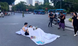 Cảnh tác nghiệp và trình diễn bên Hồ Gươm chiều 16/9 khiến nhiều người nhìn xa tưởng tai nạn giao thông Ảnh: Hải lê cao