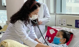 Bác sĩ Hương khám bệnh tại Viện Tim (BV Bạch Mai). Ảnh: T.Hà 