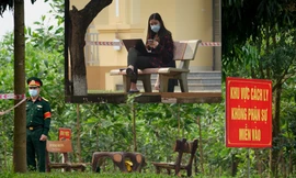 Các chiến sĩ quân đội luôn đảm bảo an toàn cho dân trong khu cách ly Ảnh: Nguyễn minh