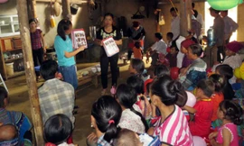 Một buổi truyền thông về sức khỏe sinh sản của các tình nguyện viên UNICEF