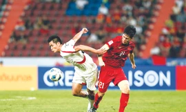 Việc sớm trở lại thi đấu sau phẫu thuật có thể là nguyên nhân khiến chấn thương của Đình Trọng kéo dài ảnh: HỮU PHẠM