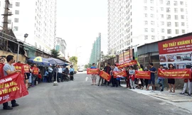 Người mua nhà căng băng rôn phản đối chủ đầu tư thu 5% trước khi có sổ đỏ tại dự án Eco Lake View 32 Đại Từ