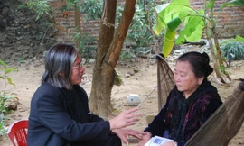 Bà Phạm Thị Nhu, vợ thi sĩ Hữu Loan (ngồi võng)