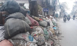 Phố Định Công rác thải chất đống, cao quá đầu người