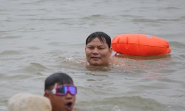 'Sốc' người dân Hà Nội vẫn bơi giữa sông Hồng trong giá rét căm căm