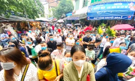 Bất chấp dịch COVID, 'biển người' chen nhau đi lễ Phủ Tây Hồ đầu tháng cô hồn