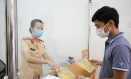 Cận cảnh thủ tục xe biển vàng được cấp đổi trong tuần đầu tiên triển khai ở Hà Nội