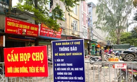 Vẫn họp chợ dưới lòng đường, hè phố ngay sau... biển cấm