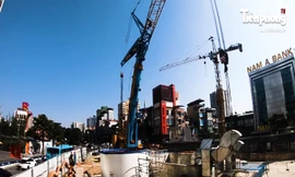 Cần cẩu 500 tấn hạ robot đào hầm đường sắt Nhổn - ga Hà Nội xuống lòng đất