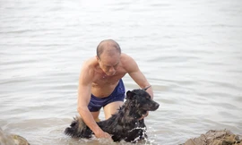 'Bãi biển' tự phát khổng lồ ngay dưới chân cầu Thăng Long