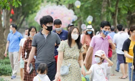 Người dân Hà Nội đổ xô ra hồ Gươm vui chơi, tháo khẩu trang chụp ảnh