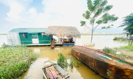 Cuộc sống bị đảo lộn của người dân bãi giữa sông Hồng mùa nước lên