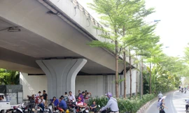 Người dân Hà Nội đổ về công viên, hồ nước, gầm cầu trốn nắng nóng 'thiêu đốt'