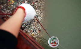 Người dân dùng ròng rọc thả cá chép tiễn ông Công ông Táo chầu trời 