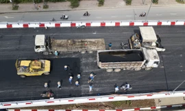 Nhìn gần cây cầu vượt quy mô lớn nhất Hà Nội sắp thông xe