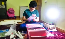 Các em học sinh tự làm mũ chống giọt bắn gửi các y bác sỹ chống dịch