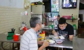 Hàng quán Hà Nội khởi động lại 'lá chắn' phòng chống dịch COVID-19