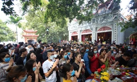 Người dân Thủ đô chen chân đi lễ Phủ Tây Hồ ngày đầu tháng 11 âm lịch
