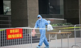 ẢNH: Phong toả chung cư 34T Hoàng Đạo Thuý vì nghi người nhiễm COVID-19