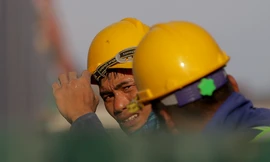 Công nhân phơi mình dưới trời nắng đổ lửa ở Hà Nội